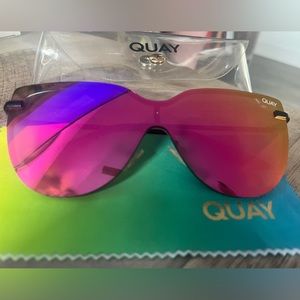 Quay Australia- daydream 125 pink, reflective sunnies! Perfect condition.